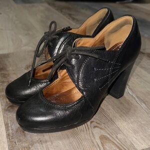 Clarks Women's Flyrt Dally Dress Pump 8.5 artisan lace up platform chunky heel